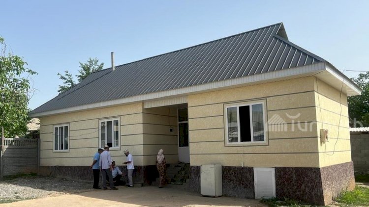 Сузакта мектепти аяктаганына 20 жыл болгон бүтүрүүчүлөр, ден-соолугунан майыптыгы бар классташына 3 бөлмөлүү үй салып беришти
