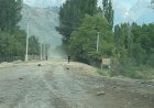 «Бир айдан бери чаң басып жатат» курулушу солгун жүрүп жаткан «Арстанбап-Базар-Коргон» унаа жолунун курулушу жергиликтүүлөрдүн нааразычылыгын жаратты