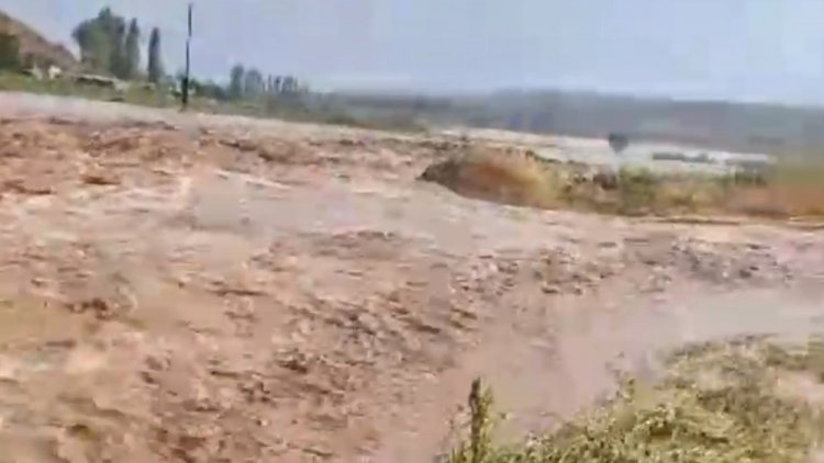 Аксыда сел жүрүп, 2 турак үй, ички жолдор, 20 гектардай эгин талаасына зыян тийди