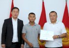 Жалал-Абадда турак жайы күйгөн жана унаасы автокырсыкка кабылган жарандарга сертификаттарды тапшырылды