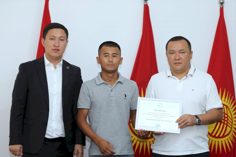 Жалал-Абадда турак жайы күйгөн жана унаасы автокырсыкка кабылган жарандарга сертификаттарды тапшырылды