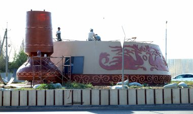 Жалал-Абад: "Улуттук дем - дүйнөлүк деңгээл" стеласы орнотулууда