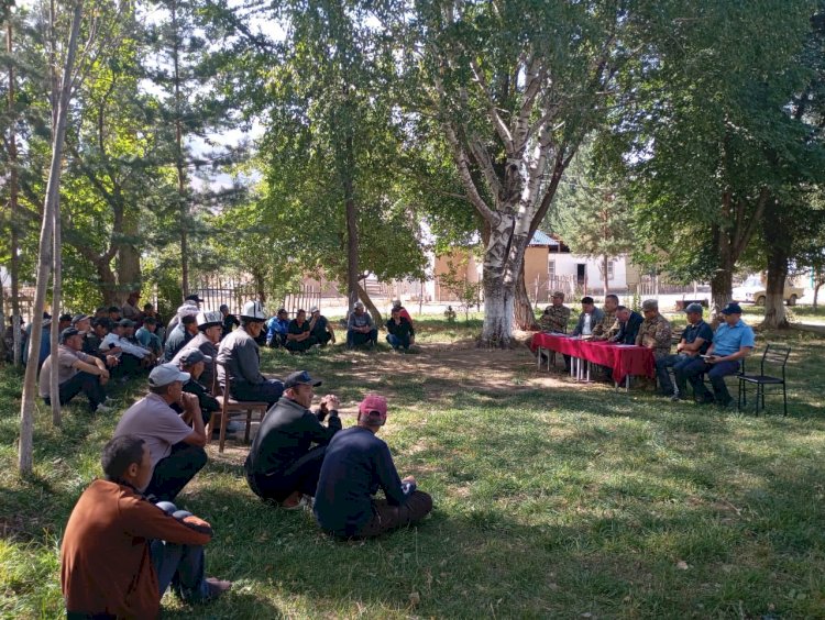 Чаткалда эндик өсүмдүгүн чогултууга киргизилген мораторий тууралуу түшүндүрүү иштери күчөтүлдү