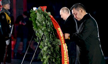 Президенттер Садыр Жапаров жана Владимир Путин Бишкекте Жеңиш аянтындагы Өчпөс отко гүлчамбар коюшту