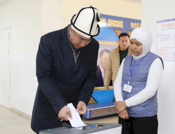 Тилек Текебаев №2118 шайлоо тилкесинде добуш берүүгө катышты