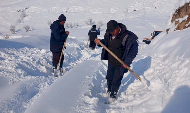 Токтогулда калың жааган кардан улам кыштоого жетпей калган малчылар куткарылды