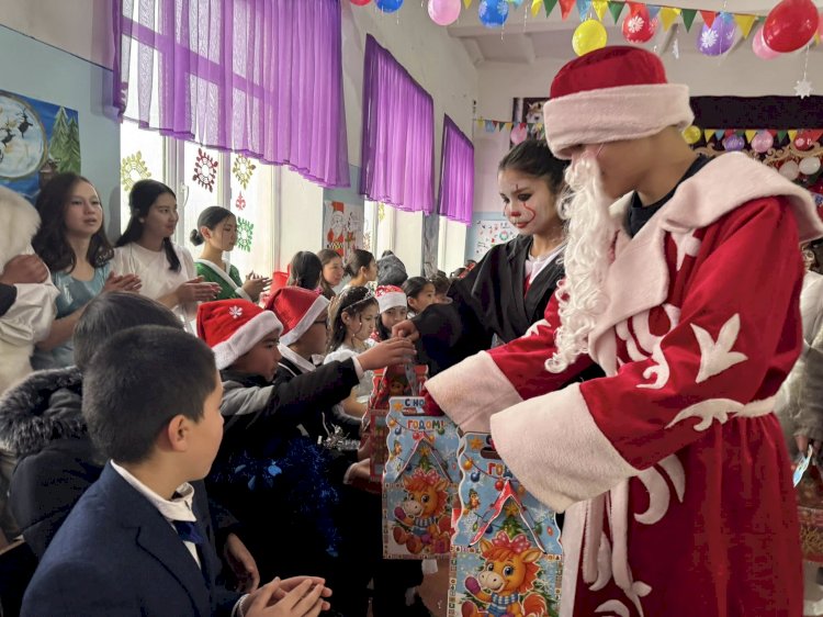 Сузактын Багыш айыл аймагында  жаңы жыл майрамын утурлай 80 балага белектер тапшырылды (сүрөт баян)