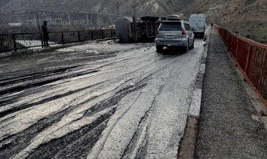 Бишкек-Ош унаа жолунда мазут жүктөп бара жатып, жол кырсыгына кабылган айдоочуга дээрлик 40 миң сомдой айып пул салынды