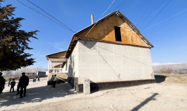 Ашкананы класстык бөлмөгө айлантып билим алып жаткан окуучулар: Базар-Коргондо ашар жолу менен курулган билим уя жаңы имаратка муктаж