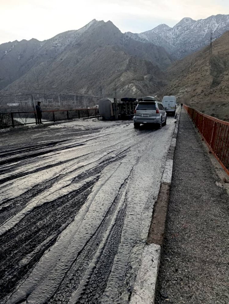 Бишкек-Ош унаа жолунда мазут жүктөп келе жаткан бензавоз оодарылып, Нарын дарысына мазут төгүлдү