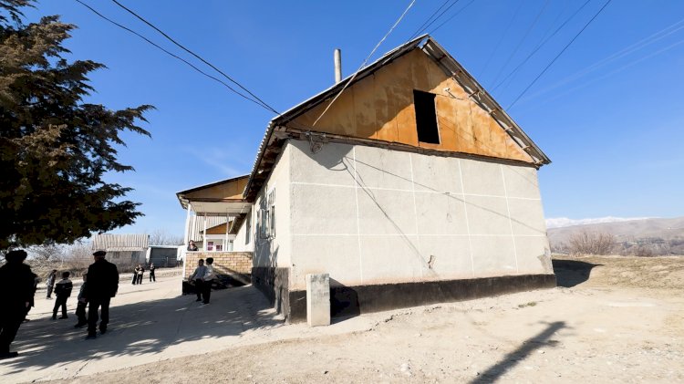 Ашкананы класстык бөлмөгө айлантып билим алып жаткан окуучулар: Базар-Коргондо ашар жолу менен курулган билим уя жаңы имаратка муктаж