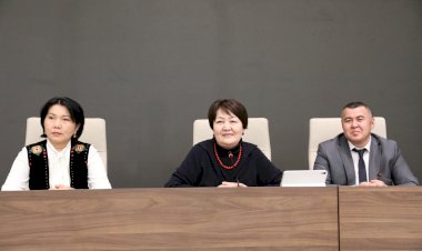 Агартуу министри Жалал-Абадда мектеп директорлору менен жолугушту