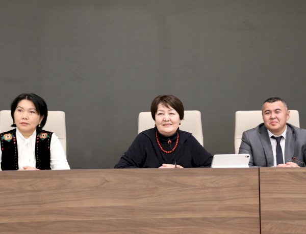 Агартуу министри Жалал-Абадда мектеп директорлору менен жолугушту