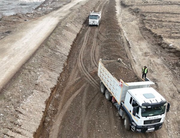Көк-Арт дарыясынын жээгин бойлой Манас шаарына кирүүчү дагы бир жол курулуп жатат