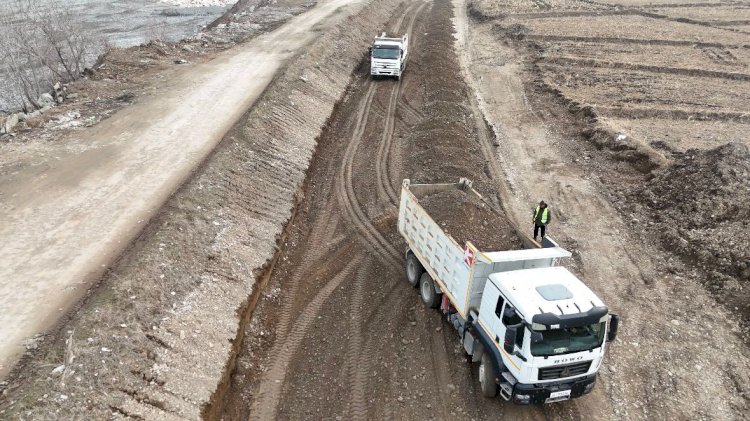 Көк-Арт дарыясынын жээгин бойлой Манас шаарына кирүүчү дагы бир жол курулуп жатат