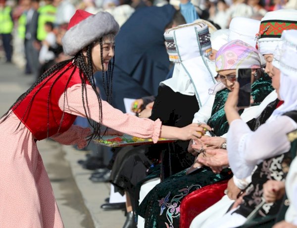 “6 боз үй тигилип, шаардыктарга сүмөлөк таркатылат” Манаста Нооруз майрамы кандай белгиленет?