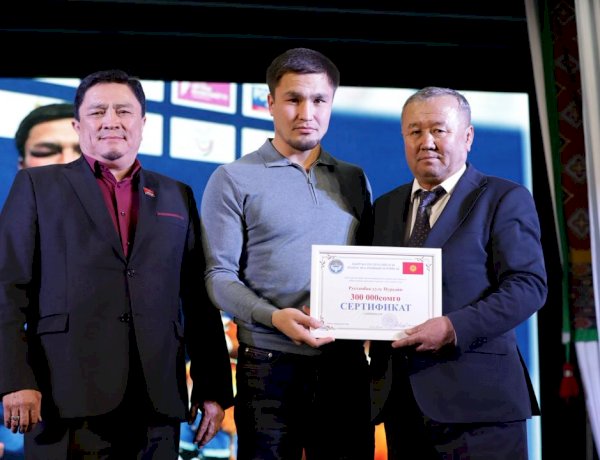 Манас шаарында ийгилик жараткан спортчулар жана алардын машыктыруучулары сыйланды