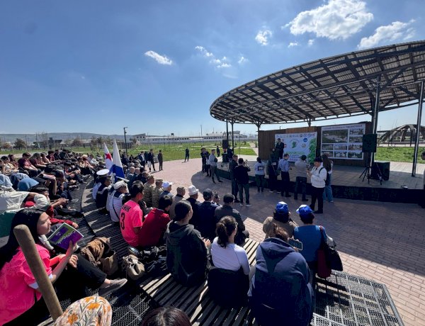 Облус башчысы Тилек Текебаев Манас шаарында “Тынчтык багы” көчөт тигүү акциясына катышты