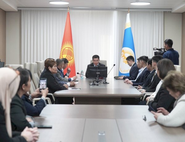 Тилек Текебаев олимпиада жеңүүчүлөрүнө сыйлыктарды тапшырды