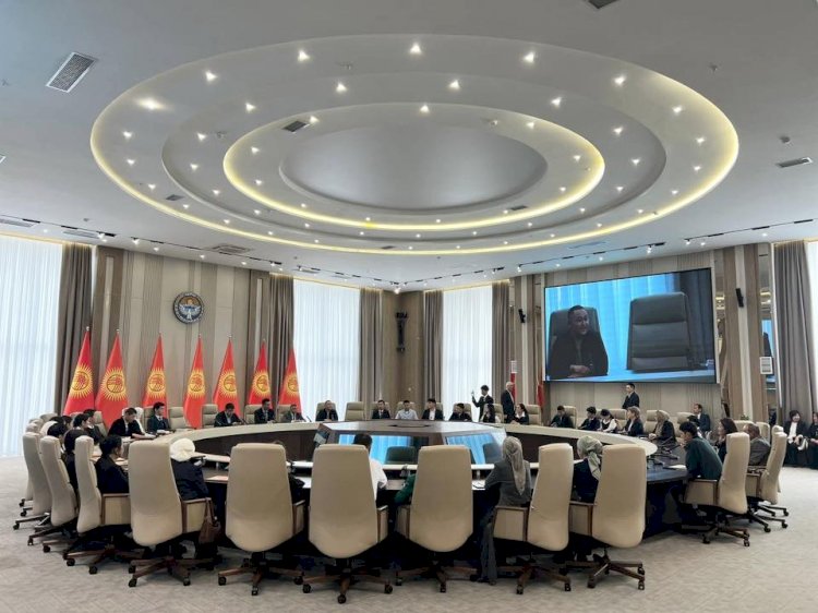 Жалал-Абадда алгачкы жолу облус башчысынын окуучулар арасындагы предметтик олимпиадасынын жеңүүчүлөрү сыйланды (сүрөт баян)