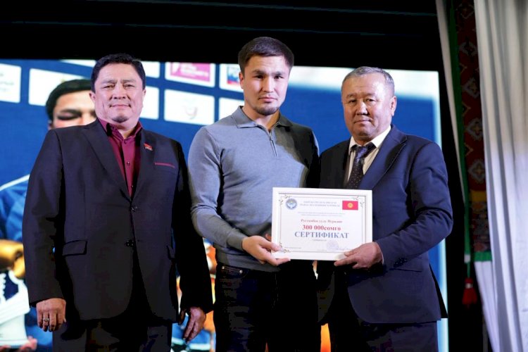 Манас шаарында ийгилик жараткан спортчулар жана алардын машыктыруучулары сыйланды