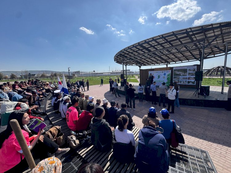 Облус башчысы Тилек Текебаев Манас шаарында “Тынчтык багы” көчөт тигүү акциясына катышты