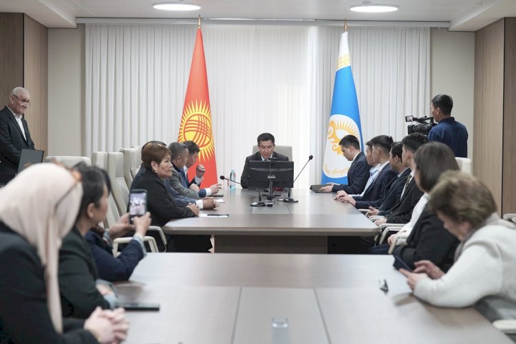 Тилек Текебаев олимпиада жеңүүчүлөрүнө сыйлыктарды тапшырды