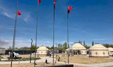 Облус башчысы Тилек Текебаев "Кең-Сай" көзөмөл өткөрүү пунктунда курулган туристтик объект менен таанышты