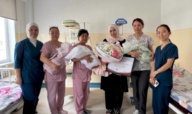 Манас шаарында төрөлгөн 3 эмдин үй-бүлөсүнө 100 000 сомдун сертификаты тапшырылды