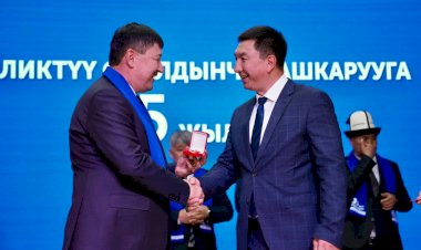Жалал-Абад: Облус башчысы Тилек Текебаев “Жергиликтүү өз алдынча башкаруунун отличниги” төш белгиси менен сыйланды