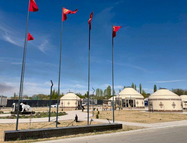 Облус башчысы Тилек Текебаев "Кең-Сай" көзөмөл өткөрүү пунктунда курулган туристтик объект менен таанышты