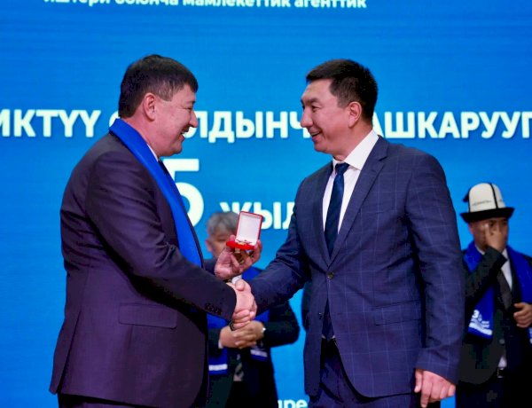 Жалал-Абад: Облус башчысы Тилек Текебаев “Жергиликтүү өз алдынча башкаруунун отличниги” төш белгиси менен сыйланды