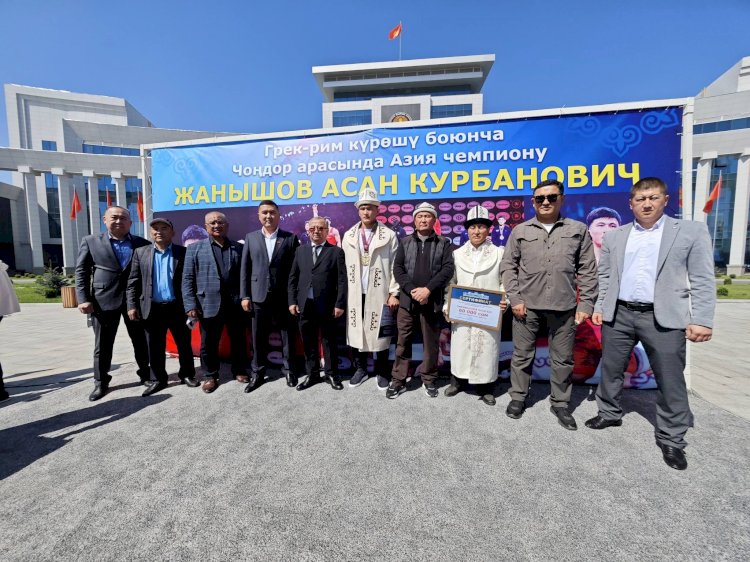 “26 жылдан кийин тарых кайталанды”: Манаста Азия чемпиону Асан Жанышовду тосуп алышты