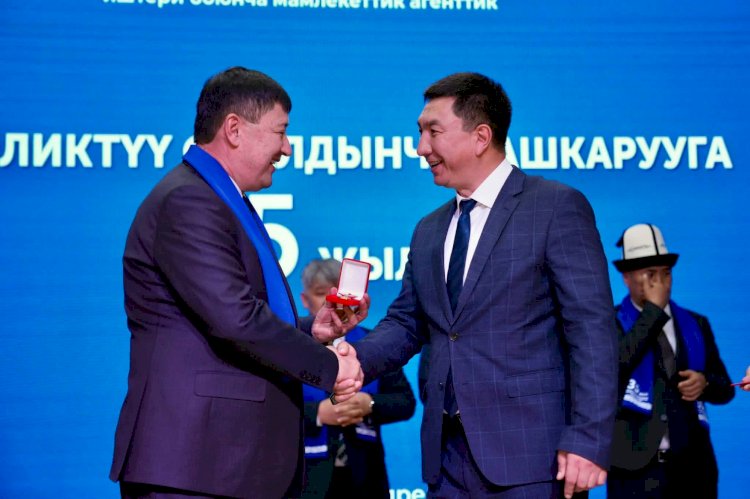 Жалал-Абад: Облус башчысы Тилек Текебаев “Жергиликтүү өз алдынча башкаруунун отличниги” төш белгиси менен сыйланды