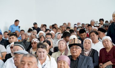 Облус башчысы Тилек Текебаев Базар-Коргон шаарынын тургундары менен жолугушту